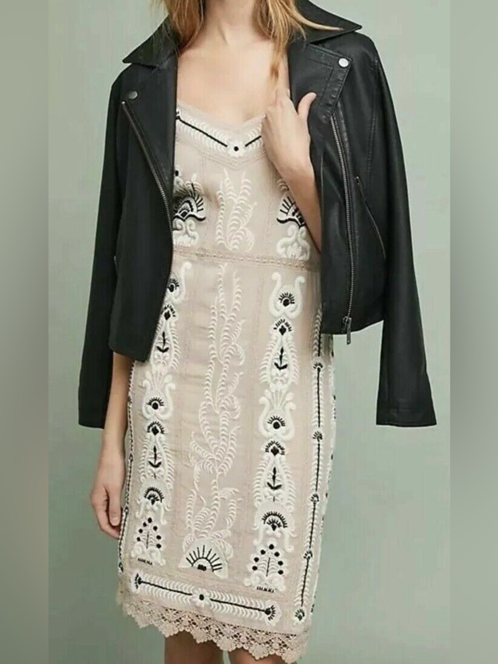 Maeve size med Beige Lace Embroidered Slip Dress with Black Accents